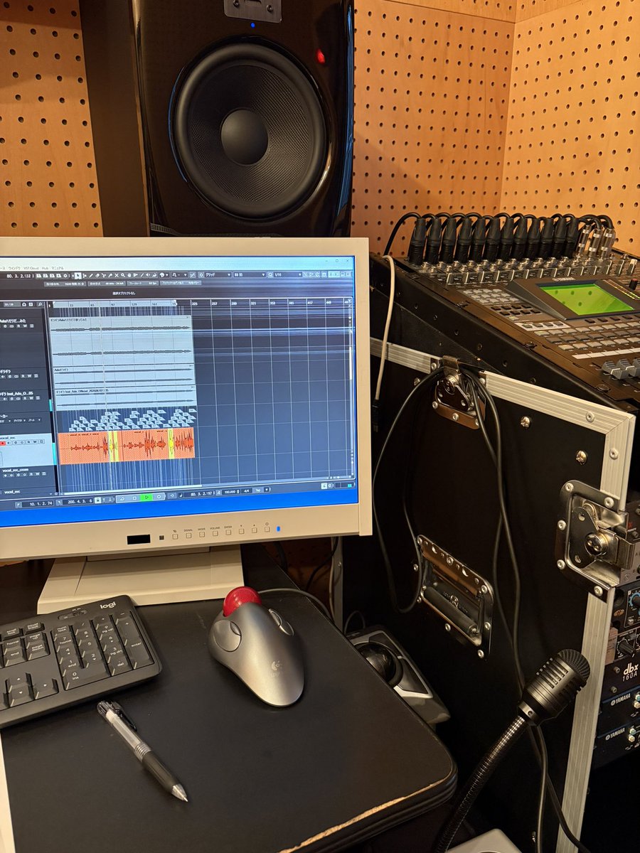 JingumaeStudio's tweet photo. 〈自宅録音のよくあるトラブルー音割れ〉

深夜2時、机の上のオーディオインターフェースの赤いランプが、また点滅している。サビの高音、一番いいテイクが録れたはずなのに。↓ https://t.co/hVTwVAdo04