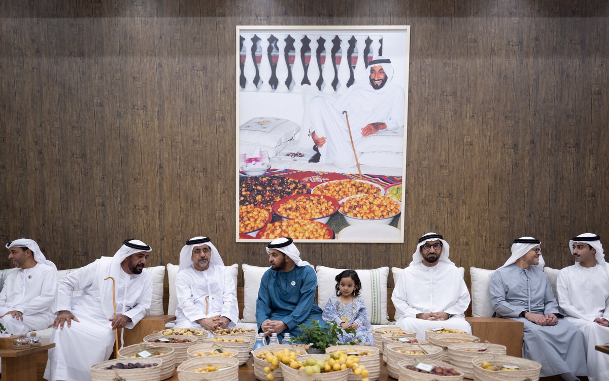 HamdanBinZayed's tweet photo. "ليوا للرطب" ليس مجرد حدث تراثي، بل منصة وطنية تجسد تلاحم مجتمعنا، وتؤكد أن تراثنا ركيزة للتنمية المستدامة وطموحنا في الوصول بهذا الإرث إلى آفاق عالمية. وسرّنا ما شهدناه من إبداع في المسابقات، وما لمسناه من شغف الأجيال بصون موروث الآباء والأجداد، بما يعزز استدامة هذا الإرث الأصيل ويحافظ على مكانة النخلة رمزا لهويتنا الوطنية وأمننا الغذائي.