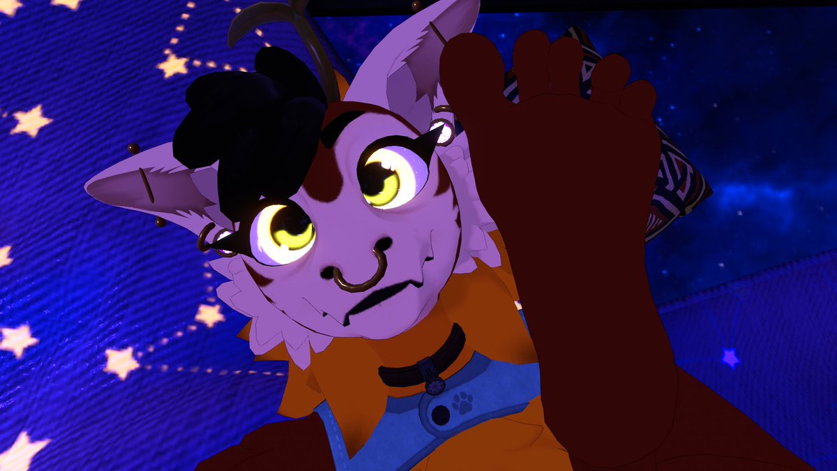 JaviADCoati's tweet photo. CW: feethands  

Don't mind me, just taking some normal selfies. Not weird in the slightest :3  

#furry #furrynsfw #feet #feethands #footfetish #vrfurry #furryvr #vrchat https://t.co/eEoBJkTOP0