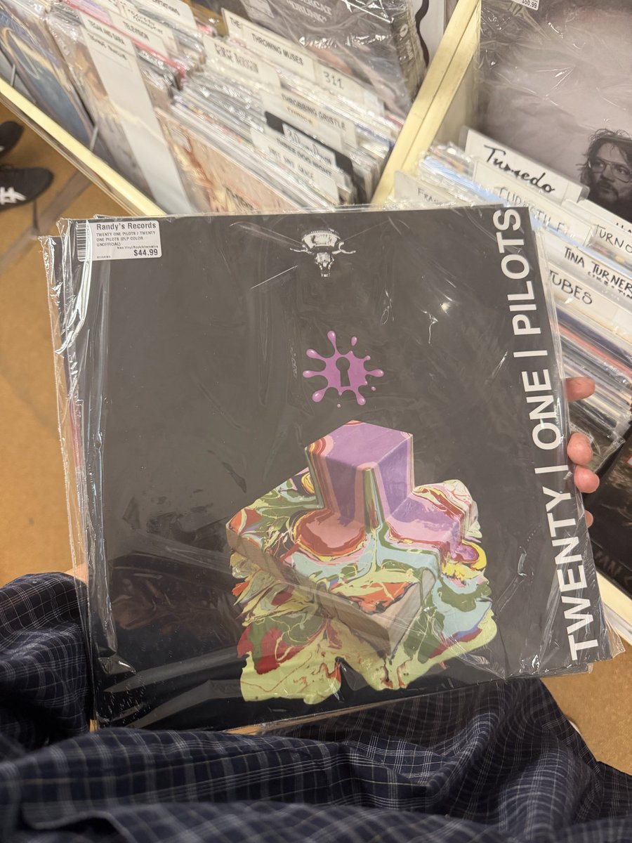 raptor233_'s tweet photo. holy shit happy birthday to me #twentyonepilots #selftitled https://t.co/SMmuEnSD7R
