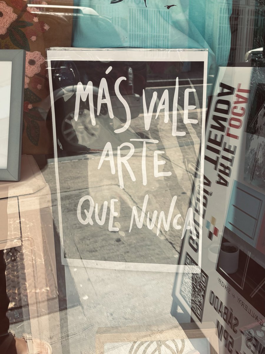 vbaerga's tweet photo. Visto en la República de Río Piedras https://t.co/nP7YR14CxP