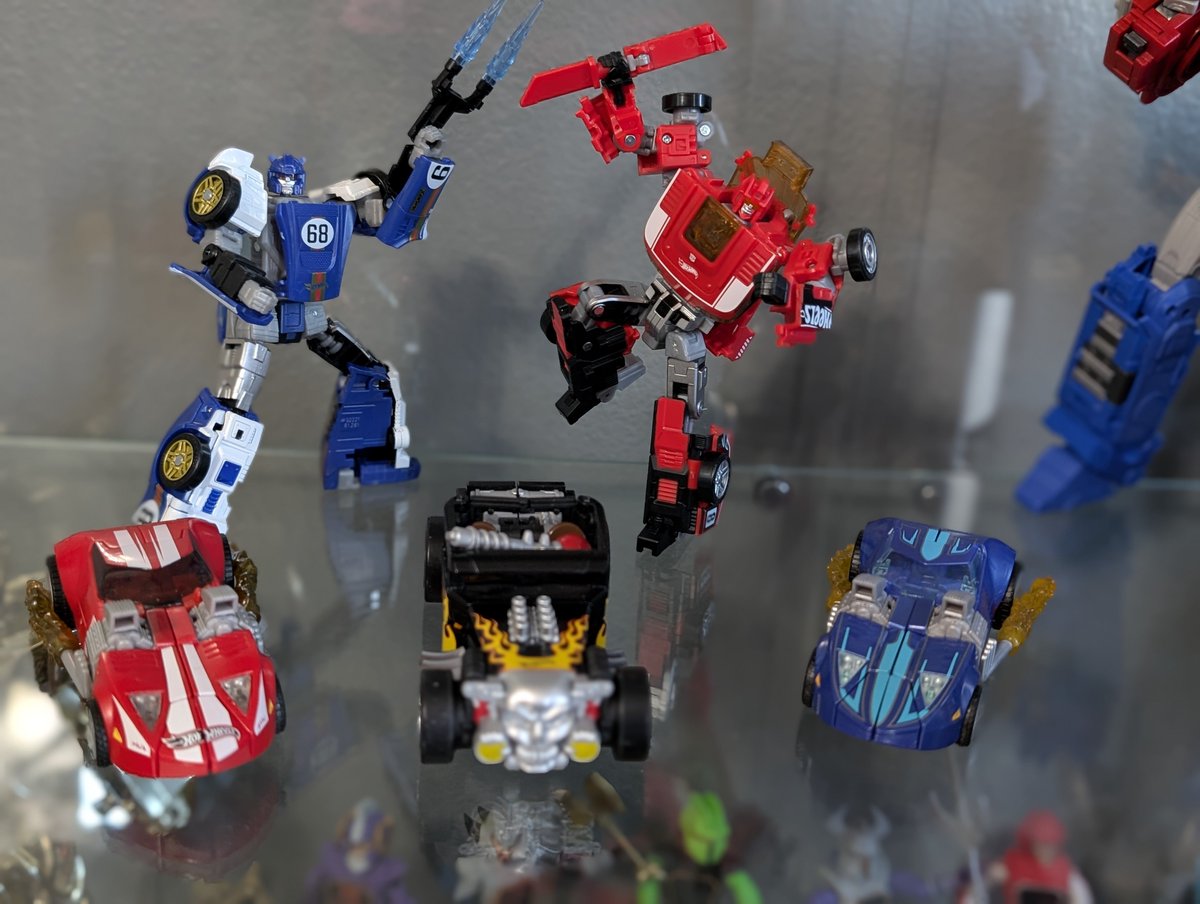 transformertoys's tweet photo. Transformers x Hot Wheels wave 2 toys are out.
Here is El Segundo Coupe and GT Scorcher
YouTube video going up in the next hour.
#transformers #hotwheels #transformershotwheels #mattel #transformersmattel #elsegundo #coupe #elsegundocoupe #gtscorcher https://t.co/MdhRtLVWlq