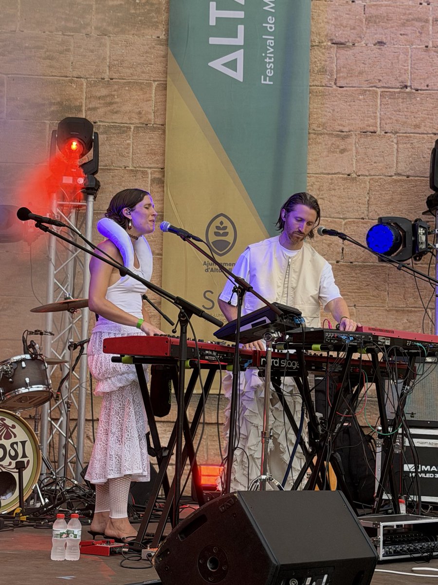 altacustic's tweet photo. 🎹 Arrenca el primer concert de l’#Altacústic2026 amb JOINA, que ens presenta el seu nou disc “Entre la mort i el desglaç”, a l’escenari Església. Melodies pop, textures de piano i beats contundents! https://t.co/lnpjKJZ7Qv