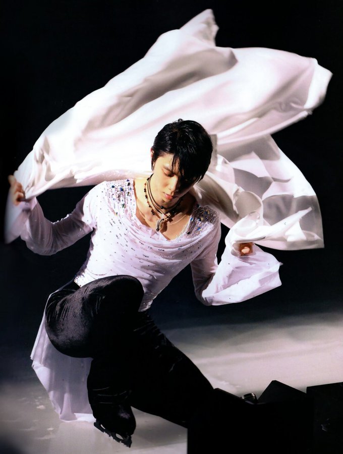 konce69's tweet photo. A word to warm His heart:

SHIMMERING
An iridescent aura wraps his body like the cloak of a deity. It's the light of his wisdom, of his genius,of his sweet heart. Nothing has ever estinguished his flame: it burns in every heart he touches.
@YUZURUofficial_ 
#羽生結弦 https://t.co/H4F2Dr7VCR