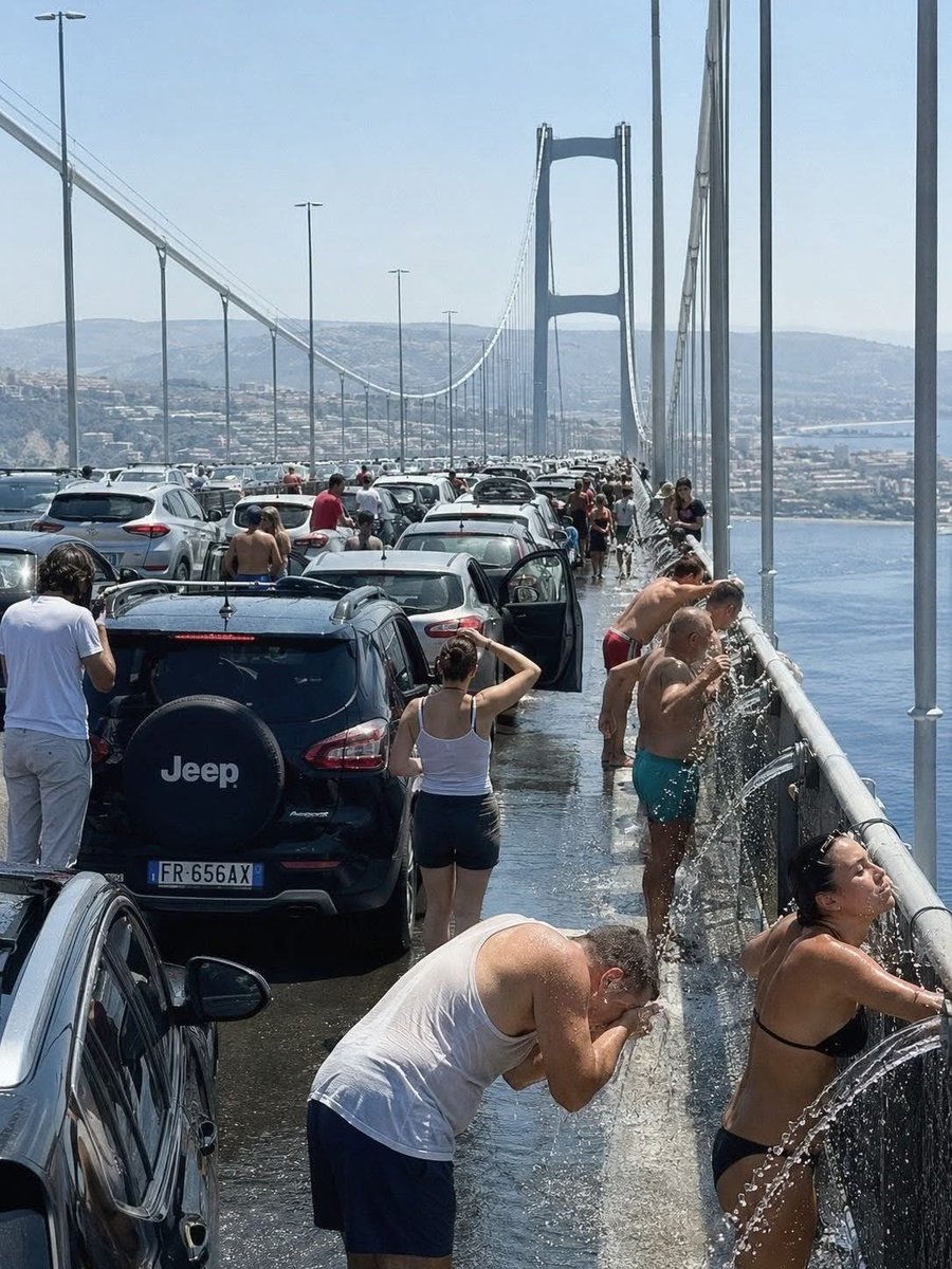 roccor28's tweet photo. Caldo record,sul ponte sullo stretto di #Messina: arrivano fontanelle d’acqua per gli automobilisti.👀🤔😳 https://t.co/EVGACqMxh5