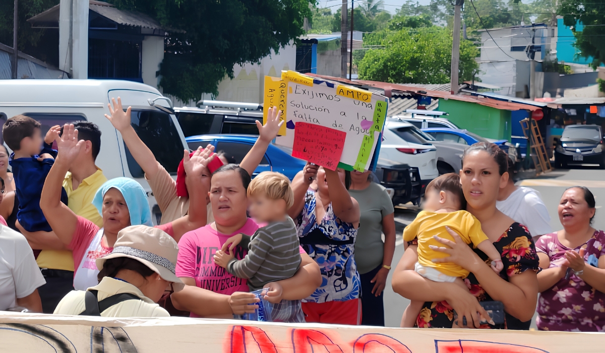 ysuca91siete's tweet photo. #Agua | Madres de familia de la colonia Valle Verde, en Apopa, San Salvador Oeste, han decidido no enviar a sus hijos a la escuela, debido a la falta de agua potable que afecta tanto a sus viviendas como al propio centro educativo.

📎Más información: https://t.co/4Yx10OPeld https://t.co/Em3IX8iLFH