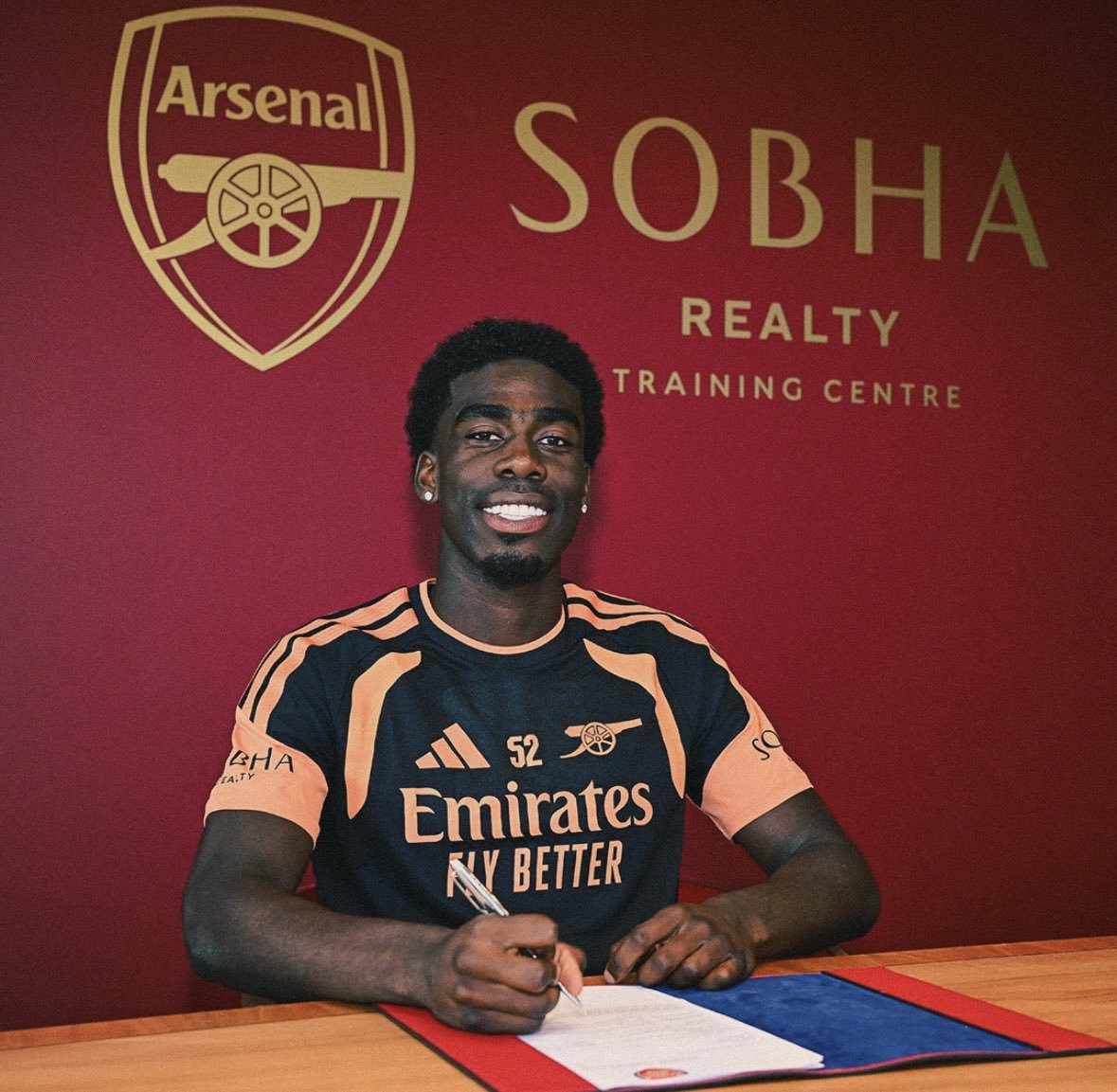 rexexcel7's tweet photo. Congratulations to Arsenal defender Josh Ogunnaike (18) on signing his first professional contract with the club! ✅✍️

🗣️ “It’s an amazing feeling. I’ve got my family here, people closest to me &amp; I’m grateful for this moment, grateful to God. We all feel blessed.” 🙏 https://t.co/kJnLMF9WKs