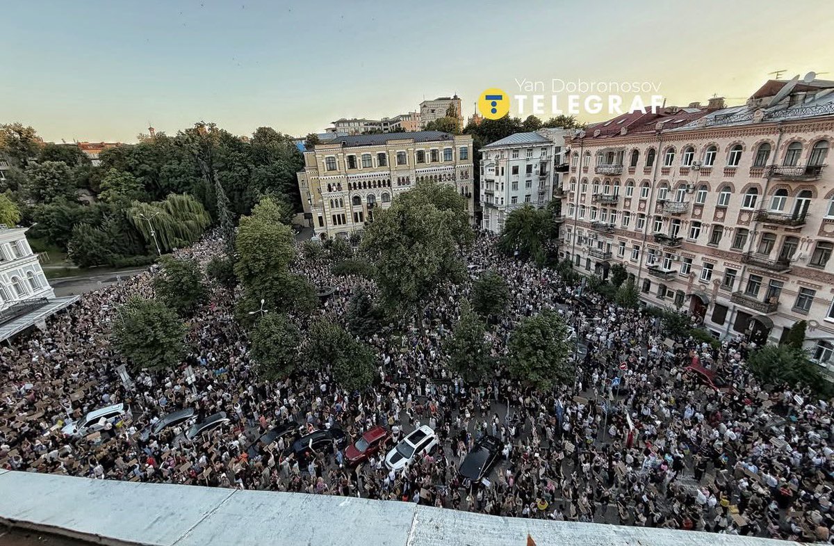 KaterynaLis's tweet photo. Today, more people are chanting demands to fire Syrskyi. https://t.co/18ydajWhOT