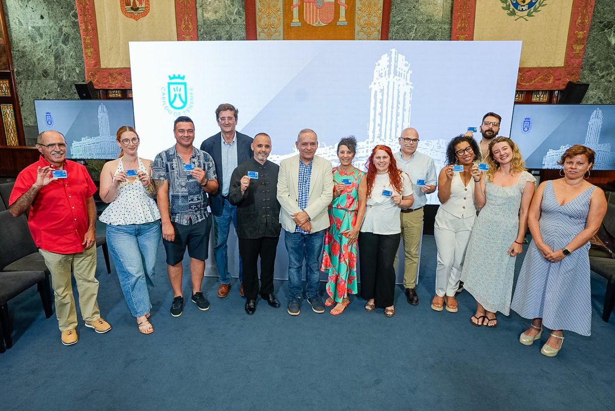 Artesaniatfe's tweet photo. 🗣️✨Acto entrega nuevos carnet de artesano/a expedido por el @CabildoTenerife

👏👏👏Damos la bienvenida a los nuevos artesanos y artesanas que se incorpora a la familia del sector artesanal de #Tenerife @Artesaniatfe 🎉

#ArtesaníaTenerife #Carnetartesano https://t.co/R3CSbTufh3