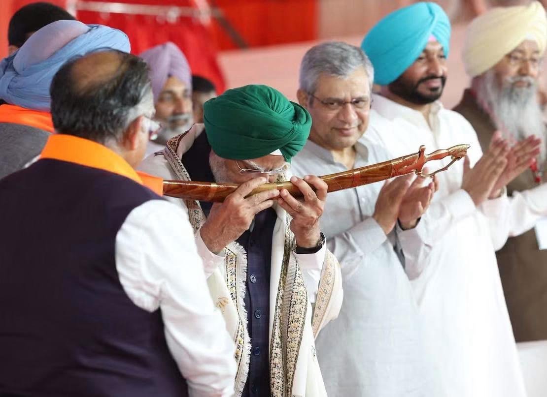 RavneetBittu's tweet photo. ਅੱਜ ਜਲੰਧਰ ਵਿਖੇ ਆਯੋਜਿਤ ਵਿਸ਼ਾਲ 'ਵਿਕਾਸ ਰੈਲੀ' ਵਿੱਚ ਪੰਜਾਬ ਦੀ ਪਵਿੱਤਰ ਧਰਤੀ 'ਤੇ ਪਹੁੰਚਣ ਅਤੇ ਪੰਜਾਬੀਆਂ ਦਾ ਮਾਰਗਦਰਸ਼ਨ ਕਰਨ ਲਈ ਮਾਨਯੋਗ ਪ੍ਰਧਾਨ ਮੰਤਰੀ ਸ਼੍ਰੀ @narendramodi ਜੀ ਦਾ ਤਹਿ ਦਿਲੋਂ ਧੰਨਵਾਦ। 🙏
ਆਪਣੇ ਊਰਜਾਵਾਨ ਸੰਬੋਧਨ ਵਿੱਚ ਪ੍ਰਧਾਨ ਮੰਤਰੀ ਜੀ ਨੇ ਪੰਜਾਬ ਦੇ ਸਰਵਪੱਖੀ ਵਿਕਾਸ, ਆਧੁਨਿਕ ਕਨੈਕਟੀਵਿਟੀ, ਅਤੇ ਖਾਸ ਕਰਕੇ ਸਾਡੇ ਕਿਸਾਨ ਭਰਾਵਾਂ ਲਈ 'ਐਮ.ਐਸ.ਪੀ.' (MSP) ਬਾਰੇ ਜੋ ਠੋਸ ਵਚਨਬੱਧਤਾ ਪ੍ਰਗਟਾਈ ਹੈ, ਉਹ ਪੰਜਾਬ ਦੇ ਸੁਨਹਿਰੀ ਭਵਿੱਖ ਦਾ ਸੰਕਲਪ ਹੈ। ਗੁਆਂਢੀ ਸੂਬੇ ਹਰਿਆਣਾ ਦੀ ਤਰਜ਼ 'ਤੇ ਪੰਜਾਬ ਦੇ ਕਿਸਾਨਾਂ ਦੀ ਖੁਸ਼ਹਾਲੀ ਅਤੇ 'ਡਬਲ ਇੰਜਣ' ਸਰਕਾਰ ਰਾਹੀਂ ਇੱਕ ਨਵਾਂ ਤੇ ਵਿਕਸਤ ਪੰਜਾਬ ਬਣਾਉਣਾ ਸਾਡੀ ਪਹਿਲ ਹੈ। 🌾🚄
ਮੋਦੀ ਸਰਕਾਰ ਪੰਜਾਬ ਦੀ ਤਰੱਕੀ ਲਈ ਪੂਰੀ ਤਰ੍ਹਾਂ ਵਚਨਬੱਧ ਹੈ। ਆਓ ਮਿਲ ਕੇ 'ਵਿਕਸਤ ਪੰਜਾਬ, ਵਿਕਸਤ ਭਾਰਤ' ਦੇ ਸੁਪਨੇ ਨੂੰ ਸਾਕਾਰ ਕਰੀਏ! 🇮🇳

Heartfelt thanks to Hon'ble Prime Minister Shri Narendra Modi ji for reaching the holy land of Punjab and guiding the people of Punjab at the grand 'Vikas Rally' held in Jalandhar today. 🙏
In his energetic address, the Prime Minister expressed a firm commitment regarding the all-around development of Punjab, modern connectivity, and especially regarding 'MSP' for our farmer brothers, which is a resolve for a golden future for Punjab. Following the model of the neighboring state of Haryana, our priority is to ensure the prosperity of Punjab's farmers and build a new, developed Punjab through a 'double-engine' government. 🌾🚄
The Modi government is fully committed to the progress of Punjab. Let us come together to realize the dream of 'Developed Punjab, Developed India'! 🇮🇳
@narendramodi @AshwiniVaishnaw
@PMOIndia @RailMinIndia
#VikasRallyJalandhar #PMModiInPunjab #PunjabDevelopment #FarmersFirst #MSP NarendraModi DoubleEngineSarkar