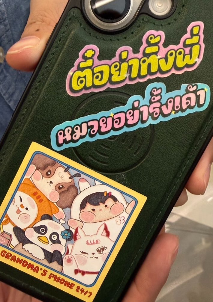 Otamok's tweet photo. เมื่อคุณเป็น Introvert แล้วไปเจอพี่ศิลปิน Extrovert และได้คุยด้วยเป็นครั้งแรกในระยะ x1 แบบ 4K FullHD พี่เกือบเดรสส 🫠🫠🫠 
ป.ล. หลังเคสโทรศัพท์แปะสติกเกอร์ไว้แบบนี้ โดนรวบเบย 🤣

TIPRACHA LUNAR X MOANA
#SFxNamtanFilmLunar https://t.co/AAcwcD8NNB