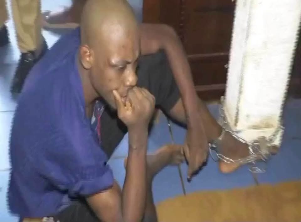 EsBi_Media's tweet photo. 🛑SOCIÉTÉ - YAOUNDÉ : DES FIDÈLES RETROUVÉS ENCHAÎNÉS DANS UNE ÉGLISE DE RÉVEIL À NKOLDONGO.

L’émotion est vive à Yaoundé après la mise au jour d’une situation de séquestration particulièrement alarmante au sein d’une communauté religieuse. Une opération de contrôle administratif et de police, initialement routinière, a pris une tournure dramatique ce mercredi dans le 4e arrondissement de la capitale politique camerounaise. Plusieurs fidèles, parmi lesquels se trouvaient des femmes et des enfants mineurs, ont été découverts enchaînés à l’intérieur d’une église de réveil située en plein cœur du quartier Nkoldongo. L'intervention a été menée par les autorités locales sous la direction du sous-préfet de Yaoundé IV. Cette descente sur le terrain s’inscrivait dans le cadre d’une campagne de régularisation et d’assainissement des établissements religieux. L'objectif premier de cette mission était d'identifier et de sanctionner les lieux de culte exerçant de manière clandestine, en dehors du cadre légal et sans les autorisations officielles requises par le ministère de l'Administration territoriale. En pénétrant dans les locaux de cette église de réveil, les équipes administratives et les forces de l'ordre ont été confrontées à un spectacle insoutenable. Des femmes et de jeunes enfants étaient privés de leur liberté de mouvement la plus élémentaire, retenus au sol ou à des structures fixes par des chaînes métalliques. 

Selon les premiers éléments recueillis, ces personnes étaient soumises à ces traitements dégradants sous prétexte de cures spirituelles, de séances d'exorcisme ou de rituels de délivrance visant à guérir des maladies ou à chasser des démons. Cette découverte flagrante remet en lumière les dérives récurrentes de certains établissements confessionnels non homologués qui prolifèrent dans les centres urbains. Face à la gravité de la situation, l'autorité administrative a immédiatement ordonné la libération et la prise en charge des victimes. Une enquête judiciaire a été ouverte pour déterminer les responsabilités pénales des dirigeants et du personnel de cette congrégation, qui devront répondre de faits de séquestration, de maltraitance et d'exercice illégal d'une activité religieuse. Le sous-préfet de Yaoundé IV a réaffirmé la détermination ferme de l’État à poursuivre ces contrôles systématiques de manière rigoureuse. Les autorités ont averti que les fermetures définitives de structures clandestines allaient s'intensifier sur l'ensemble de la municipalité afin de protéger les populations et de mettre un terme définitif aux abus commis sous le couvert de la foi.

#EsbiMedia