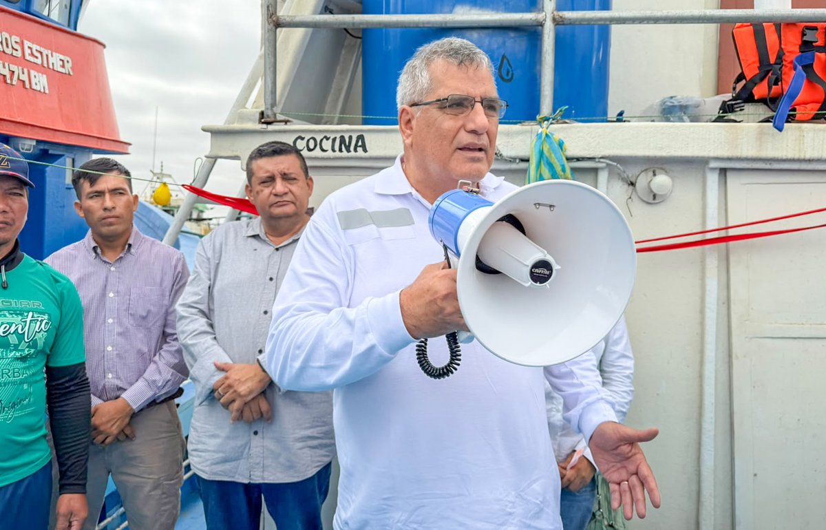 Perupetrosa's tweet photo. Con esta nueva nave, los pescadores podrán realizar faenas de manera más segura hasta las 60 millas mar adentro, superar la dependencia de la pesca de orilla y mejorar sus oportunidades de ingreso. Así, los aportes generados por la actividad de hidrocarburos se traducirán en desarrollo productivo para Piura. 🤝📈