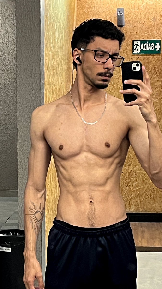 eiMyke's tweet photo. Estava me perguntando pq ninguém chega em mim na academia, mas na academia ando com essa cara de quem tá putasso kkkk #bi #academia #gym #gay https://t.co/lwX3sw6Jaa