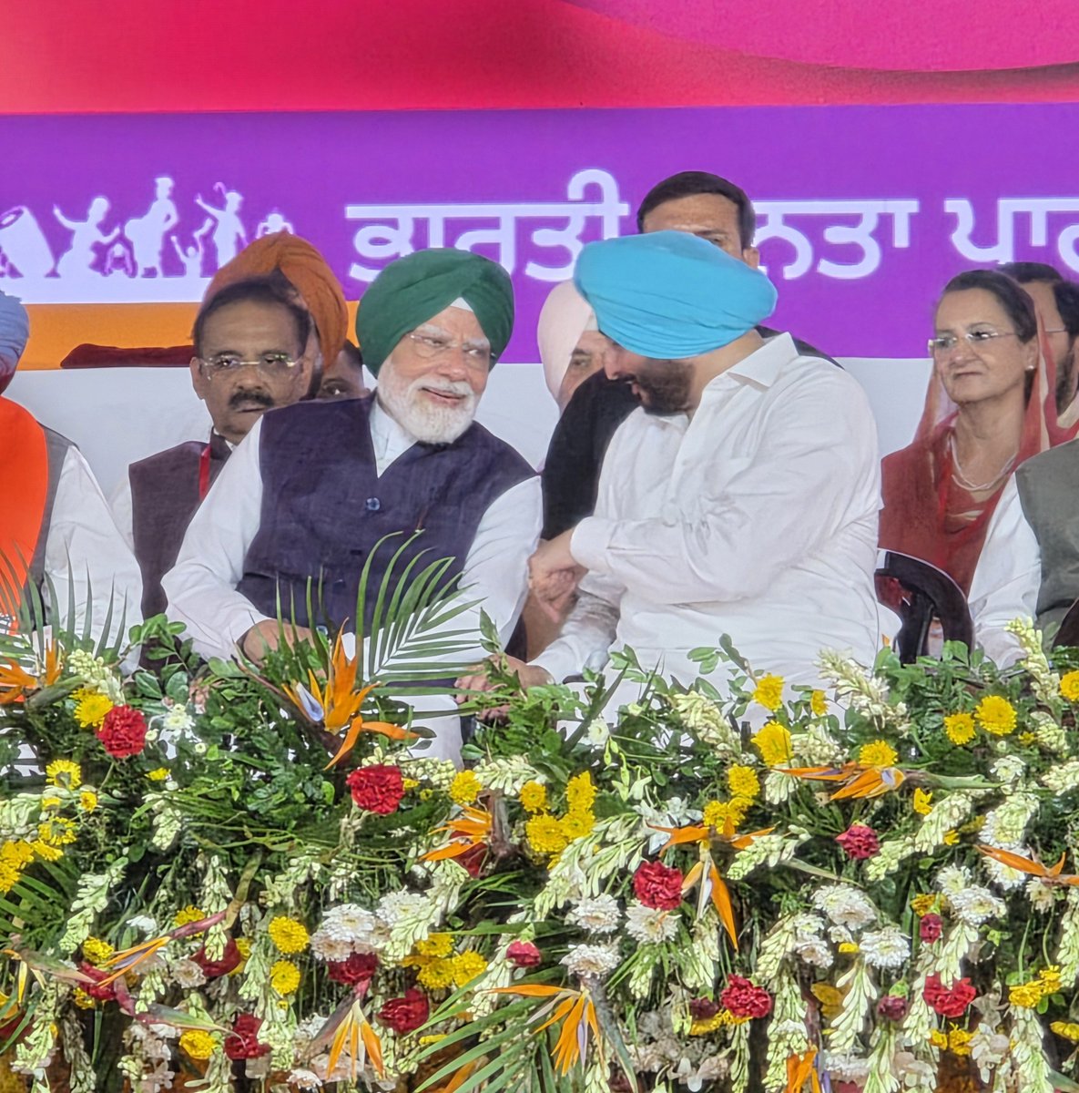 RavneetBittu's tweet photo. ਅੱਜ ਜਲੰਧਰ ਵਿਖੇ ਆਯੋਜਿਤ ਵਿਸ਼ਾਲ 'ਵਿਕਾਸ ਰੈਲੀ' ਵਿੱਚ ਪੰਜਾਬ ਦੀ ਪਵਿੱਤਰ ਧਰਤੀ 'ਤੇ ਪਹੁੰਚਣ ਅਤੇ ਪੰਜਾਬੀਆਂ ਦਾ ਮਾਰਗਦਰਸ਼ਨ ਕਰਨ ਲਈ ਮਾਨਯੋਗ ਪ੍ਰਧਾਨ ਮੰਤਰੀ ਸ਼੍ਰੀ @narendramodi ਜੀ ਦਾ ਤਹਿ ਦਿਲੋਂ ਧੰਨਵਾਦ। 🙏
ਆਪਣੇ ਊਰਜਾਵਾਨ ਸੰਬੋਧਨ ਵਿੱਚ ਪ੍ਰਧਾਨ ਮੰਤਰੀ ਜੀ ਨੇ ਪੰਜਾਬ ਦੇ ਸਰਵਪੱਖੀ ਵਿਕਾਸ, ਆਧੁਨਿਕ ਕਨੈਕਟੀਵਿਟੀ, ਅਤੇ ਖਾਸ ਕਰਕੇ ਸਾਡੇ ਕਿਸਾਨ ਭਰਾਵਾਂ ਲਈ 'ਐਮ.ਐਸ.ਪੀ.' (MSP) ਬਾਰੇ ਜੋ ਠੋਸ ਵਚਨਬੱਧਤਾ ਪ੍ਰਗਟਾਈ ਹੈ, ਉਹ ਪੰਜਾਬ ਦੇ ਸੁਨਹਿਰੀ ਭਵਿੱਖ ਦਾ ਸੰਕਲਪ ਹੈ। ਗੁਆਂਢੀ ਸੂਬੇ ਹਰਿਆਣਾ ਦੀ ਤਰਜ਼ 'ਤੇ ਪੰਜਾਬ ਦੇ ਕਿਸਾਨਾਂ ਦੀ ਖੁਸ਼ਹਾਲੀ ਅਤੇ 'ਡਬਲ ਇੰਜਣ' ਸਰਕਾਰ ਰਾਹੀਂ ਇੱਕ ਨਵਾਂ ਤੇ ਵਿਕਸਤ ਪੰਜਾਬ ਬਣਾਉਣਾ ਸਾਡੀ ਪਹਿਲ ਹੈ। 🌾🚄
ਮੋਦੀ ਸਰਕਾਰ ਪੰਜਾਬ ਦੀ ਤਰੱਕੀ ਲਈ ਪੂਰੀ ਤਰ੍ਹਾਂ ਵਚਨਬੱਧ ਹੈ। ਆਓ ਮਿਲ ਕੇ 'ਵਿਕਸਤ ਪੰਜਾਬ, ਵਿਕਸਤ ਭਾਰਤ' ਦੇ ਸੁਪਨੇ ਨੂੰ ਸਾਕਾਰ ਕਰੀਏ! 🇮🇳

Heartfelt thanks to Hon'ble Prime Minister Shri Narendra Modi ji for reaching the holy land of Punjab and guiding the people of Punjab at the grand 'Vikas Rally' held in Jalandhar today. 🙏
In his energetic address, the Prime Minister expressed a firm commitment regarding the all-around development of Punjab, modern connectivity, and especially regarding 'MSP' for our farmer brothers, which is a resolve for a golden future for Punjab. Following the model of the neighboring state of Haryana, our priority is to ensure the prosperity of Punjab's farmers and build a new, developed Punjab through a 'double-engine' government. 🌾🚄
The Modi government is fully committed to the progress of Punjab. Let us come together to realize the dream of 'Developed Punjab, Developed India'! 🇮🇳
@narendramodi @AshwiniVaishnaw
@PMOIndia @RailMinIndia
#VikasRallyJalandhar #PMModiInPunjab #PunjabDevelopment #FarmersFirst #MSP NarendraModi DoubleEngineSarkar