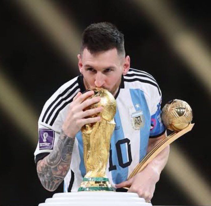 lilianaf523's tweet photo. 🔴⚽️🏆 Lamine Yamal sobre enfrentarse a Lionel Messi en la final de la Copa Mundial de la FIFA 2026.

🗣️ “Es difícil describir lo que estoy sintiendo. Como futbolista, jugar en una final de un Mundial ya es el sueño más grande imaginable. Pero enfrentarme a Lionel Messi… el mismo hombre que me sostuvo cuando era bebé y que formó parte de esa famosa foto cuando yo tenía solo seis meses… lo hace aún más increíble.”

“Cuando estaba creciendo, veía a Messi cada semana. Estudiaba todo lo que hacía. Copiaba sus regates, sus movimientos y la forma en que jugaba con tanta alegría. Ahora me estoy preparando para enfrentarlo en el partido más grande del fútbol. La vida funciona de maneras increíbles.”

“Lo que está haciendo a los 39 años es algo que el mundo del fútbol quizás nunca vuelva a presenciar. La mayoría de las leyendas se retiran mucho antes de esta edad. Messi todavía está decidiendo partidos de Mundial, creando goles, liderando a Argentina y demostrando que sigue siendo el jugador que todos temen más.”

“Lo vi contra Inglaterra y, honestamente, fue aterrador. Argentina iba perdiendo, la presión era enorme, y entonces Messi cambió completamente el partido con dos asistencias mágicas. Eso es lo que lo separa de todos los demás. Cuando el fútbol se vuelve imposible, él de alguna manera encuentra una solución.”

“Para mí, sigue siendo el mejor jugador del mundo. La edad no ha cambiado su inteligencia futbolística, su visión ni su capacidad para decidir los partidos más grandes. Si acaso, se ha vuelto aún más calmado y más peligroso.”

“Esta será la primera vez que me enfrente a él en un campo de fútbol, y no podría pedir un escenario más grande que la final de un Mundial. Lo respetaré porque es mi ídolo, pero una vez que suene el silbato, lo daré todo por mi país.”

“El pequeño niño que una vez estuvo en los brazos de Messi ahora está parado frente a él en una final de un Mundial. Esa es una historia que atesoraré para siempre, pero durante noventa minutos, no hay ídolos. Solo hay dos equipos luchando por hacer historia.”