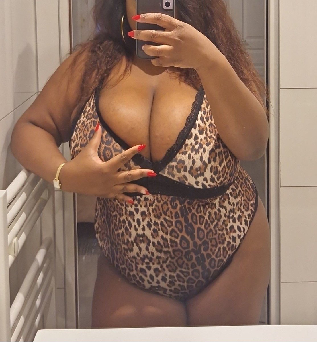Madamebetty509's tweet photo. Si jamais il te venais  à l' idée de  chercher une reine black bbw aussi Charismatique que moi, cette photo est là pour te remettre les idées au claire !
Tu m'appartiens et tu n'y peux rien !!👑 https://t.co/N1RJeJ7o54