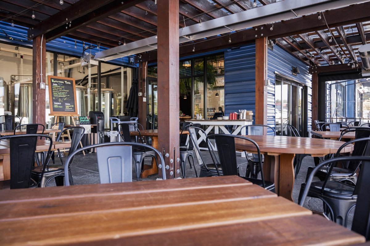 schwank_na's tweet photo. With the long weekend around the corner, patios and outdoor spaces are getting ready for more guests.

Featured at Fern + Cedar Brewing Co. in Qualicum Beach, BC, duraSchwank delivers reliable infrared comfort by warming people and surfaces directly—not the surrounding air. https://t.co/6qaO9QLdjd