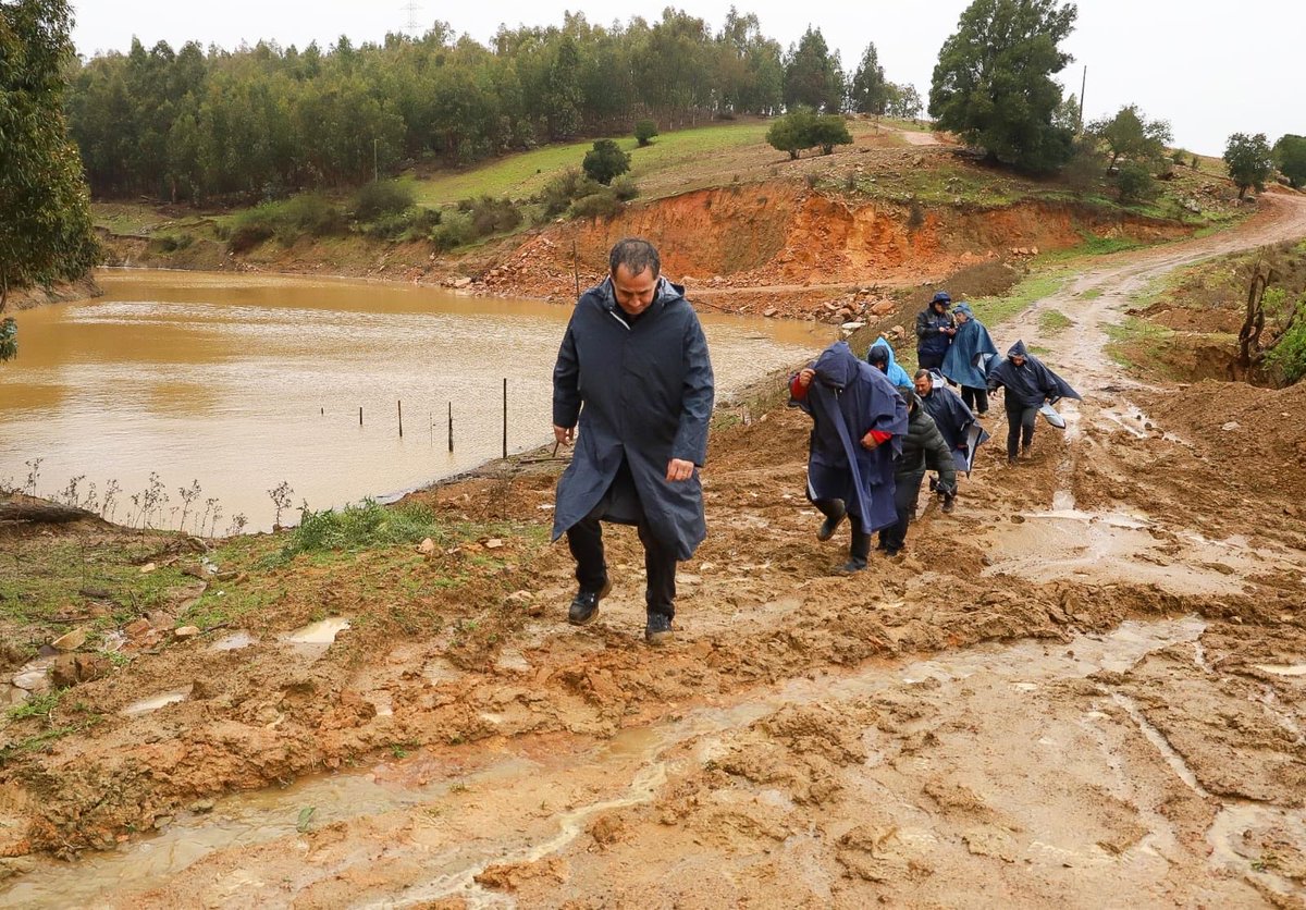 MinagriCL's tweet photo. Hasta la Región de O’Higgins se trasladó el ministro (s) de Agricultura, Francesco Venezian, para monitorear en terreno las zonas rurales y productivas que podrían verse afectadas por el paso del sistema frontal.

La autoridad inició su recorrido con una inspección al Embalse Rapel y posteriormente se trasladó al Embalse Matancilla, en la comuna de Litueche, para evaluar en terreno el estado de ambas infraestructuras ante las precipitaciones.

Durante la visita estuvo acompañado por el delegado presidencial provincial de Cardenal Caro, Patricio Arenas, y el alcalde de Litueche, Rodrigo Palominos. #ChileSeCulda