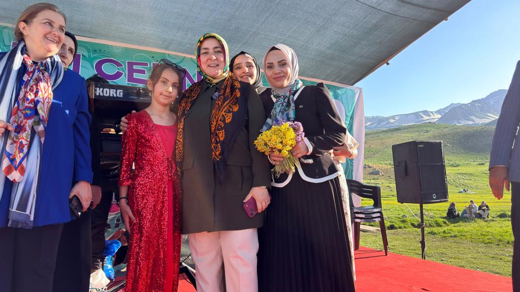 Akkadin_Hakkari's tweet photo. 📍 Hakkâri | Berçelan Yaylası

Huzurun, kardeşliğin ve dayanışmanın buluştuğu Hakkâri'de, Berçelan Yaylası'nın eşsiz atmosferinde kadınlarımızla bir araya geldik.
Biz kocaman bir aileyiz. Birlikte daha güçlü, birlikte daha umut doluyuz.
Güçlü Kadın, Güçlü Aile, Güçlü Türkiye. 🇹🇷 https://t.co/OOrXe27Qrj