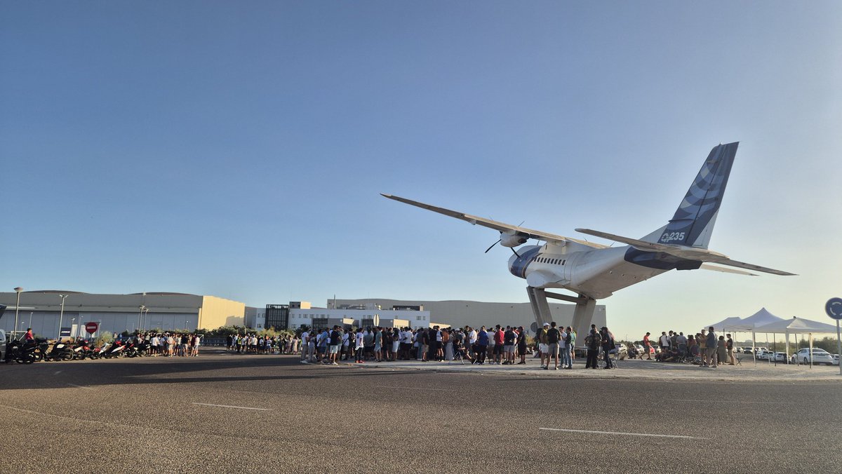 er_felipe86's tweet photo. En San Pablo sabemos que para que el #TeamAirbus consiga los mejores #AirbusResults del mañana, primero tienen que cuadrar los números. Ningún algoritmo supera a miles de #AirbusFaces unidas repasando cuentas sospechosas. https://t.co/uksxJvKbSL