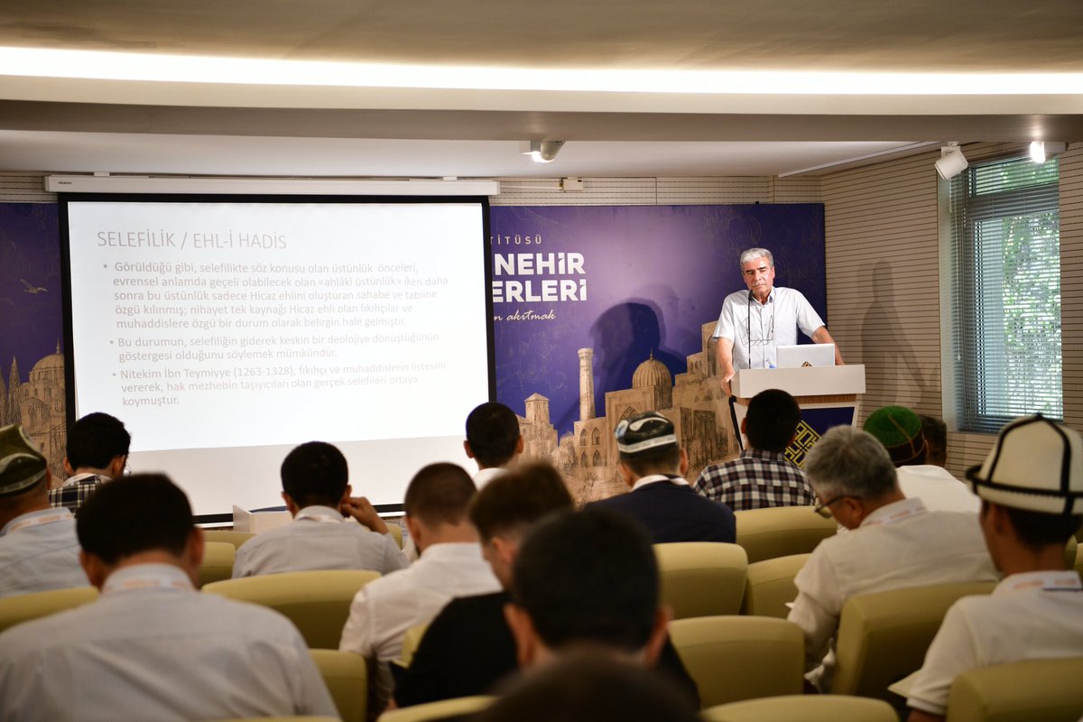 ideorgtr's tweet photo. İDE Uluslararası | Mâverâünnehir Yaz Seminerleri

Prof. Dr. Hasan Ayık hocamız, “Hanefi Dünyasında Selefîlik Sorunu” başlıklı konuşmasına, dini anlama ve yorumlamada aklın paranteze alınmasının doğurduğu metodolojik çıkmazlara dikkat çekerek başladı. Hocamız, aklın devreden çıkarıldığı bir dinî anlayışın lafız merkezli kalarak evrenselliğini yitireceğini, dini yalnızca belirli bir coğrafyaya (Hicaz bölgesi örf ve adetlerine) hapsedeceğini belirtti. Fârâbî’nin akıl nazariyesindeki “müstefad akıl” kavramına atıfta bulunarak, bu aklın “vahiyden yararlanabilen akıl” olduğunu; peygamberler dışındaki insanların vahiyden faydalanabilmesi için olayları kişi, zaman ve mekândan soyutlayıp kavramlaştırabilen bu akli düzeye ulaşmaları gerektiğini vurguladı. Aklın dışlandığı yerde ise geriye yalnızca duygu, dostluk, düşmanlık ve taraftarlık hisleriyle hareket eden ve toplumu bölen “vehim” (müvehhime yetisi) gücünün egemen olacağını ifade etti.

Hocamız, konuşmasının devamında tarihsel süreçteki zihnî kırılmaları iki ana dönem üzerinden analiz etti: Mihne ve Karşı Mihne dönemleri. Halife Me’mûn ile başlayan ve Kur’an’ın mahluk olup olmadığı tartışması üzerinden şekillenen birinci Mihne döneminde, Mu’tezile’nin resmi görüşü dayatmasıyla ulemanın büyük baskılar gördüğünü hatırlattı. Bu süreçte Ahmet bin Hanbel’in omurgalı duruşuna dikkat çeken hocamız, Halife Mütevekkil ile bu dönemin kapanmasının ardından felsefi literatürde ilk kez kendisinin kavramsallaştırdığı “Karşı Mihne” sürecinin başladığını belirtti. Karşı Mihne ile birlikte Hanbelî ve Selefî fikirlerin Abbasi Devleti’nin resmî ideolojisi haline geldiğini; tasavvufun dahi yavaş yavaş geri adım atarak asıl ilmi fıkıh ve hadise indirgemek zorunda kaldığını ifade etti. Bu durumun medreselerden akli ilimleri (kelam, felsefe) ve fen bilimlerini (fizik, astronomi, biyoloji) tasfiye ettiğini; anlama yöntemi yerine ezberci yöntemin ikame edildiğini ve bunun da İslam dünyasında ilmi kuruttuğunu derin bir esefle dile getirdi.

Bu çerçevede hocamız, hakikat kavramının teorik düzeyde istismarına karşı bir mantıkçı olarak kelime tahlillerinde bulundu. Arapça “hukka” (eklem yeri) kökünden türeyen “hak” kavramı üzerinden özgün bir metafor sunarak; bir fikrin, dünya görüşünün ya da mezhebin teorik olarak doğrudan “Hak” olamayacağını, ancak uygulandığı toplumsal zeminde adalet, merhamet ve mutluluk (saadet-i dareyn) üretebildiği ölçüde “hakkı tahakkuk ettirebileceğini” belirtti. İbn Teymiyye ile birlikte Selefîliğin “Tek Hak Mezhep” olarak konumlandırılmasının zımnen diğer tüm yorumları batıl kılan dışlayıcı bir zihniyete yol açtığını; bunun da günümüz dünyasındaki kolayca tekfir eden dışlayıcı Selefî marjinal yapıların düşünsel zeminini beslediğini vurguladı.

Hocamız, Hicaz fıkhının ve Arap örfünün tek mutlak kaynak olarak dayatılmasına karşı, İmam-ı Azam Ebû Hanîfe’nin geliştirdiği yerel örfü fıkıhta kaynak kabul etme girişimini bu çıkmaz sokağı yarmanın tarihî bir hamlesi olarak değerlendirdi. Ebû Hanîfe’nin keskin zekasıyla ortaya koyduğu “Hum ricalün ve nahnü rical” (Onlar adamsa biz de adamız / bizim de aklımız var) duruşunun, vahyin evrensel ahlaki ilkelerini yerel kültürlerin pratikleriyle buluşturma çabası olduğunu ifade etti. Ebû Hanîfe’nin inanç ve ameli birbirinden ayırarak günahkâr müminleri dışlamayan kuşatıcı yaklaşımını ve “bana kafir diyenlere ben kafir demem” şeklindeki engin hoşgörüsünü hatırlatarak; bu yaklaşımın, İslam’ı yeni kabul eden ve dini detaylara henüz vakıf olmayan topluluklara tanınan pedagojik bir mühlet ve merhamet alanı olduğunu belirtti.