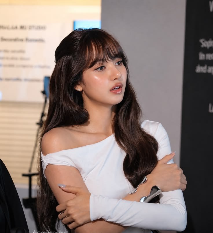 LALISAONLY997's tweet photo. #LISA's documentary will be produced by Ricky Lloyd  Directed by Sue Kim https://t.co/SEUMUwaZTE