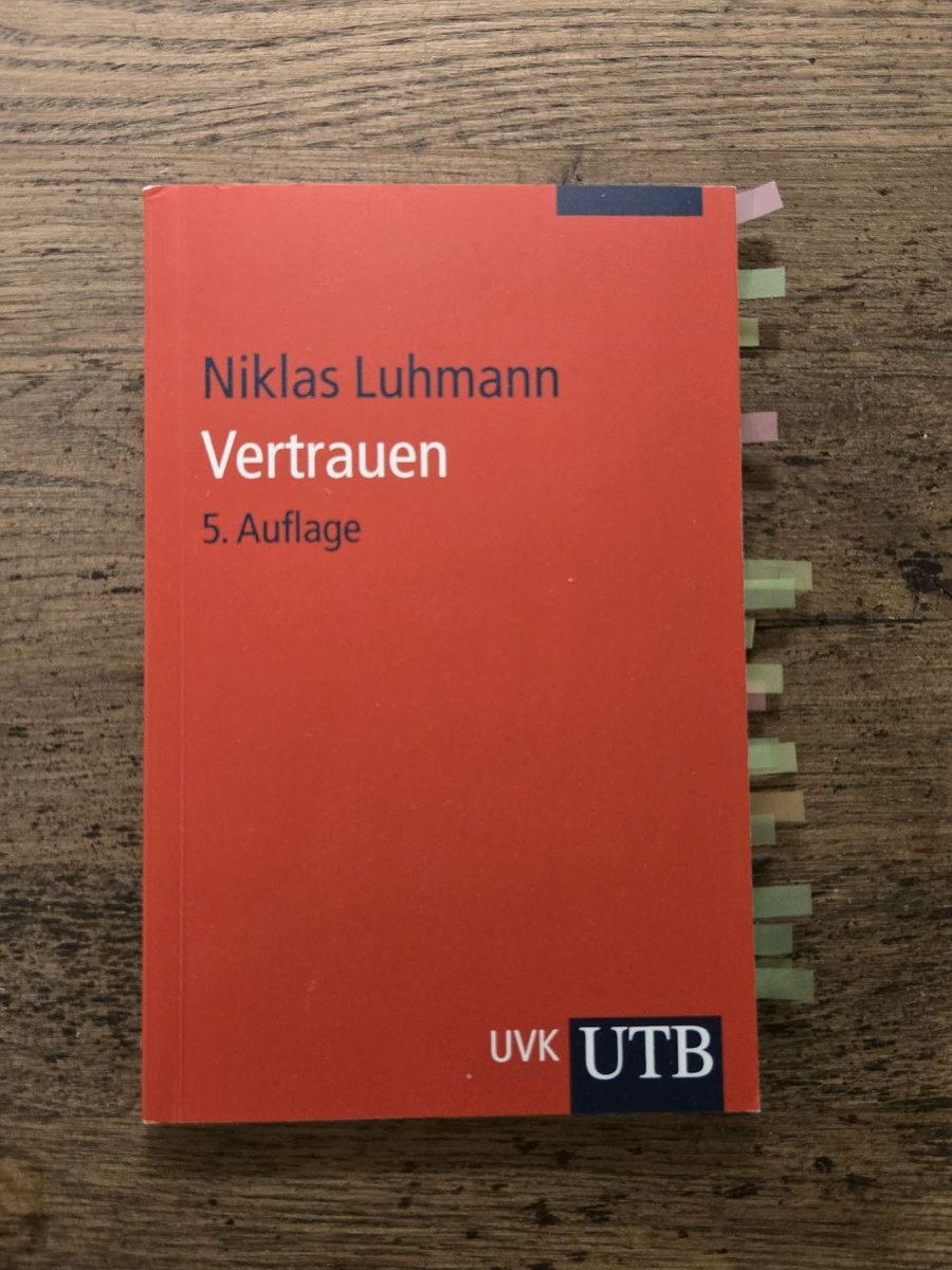 DisDisGerald's tweet photo. Niklas Luhmann: Vertrauen

Dieser frühe Text Luhmanns bringt bereits vieles mit, das er später – unter dem Namen Systemtheorie – weiter ausgeführt hat. Dabei ist die Redundanzierung ontologischer Schemata hier bereits zu Gange, denn Vertrauen schlüsselt Luhmann in erster Linie funktionalistisch auf. Das bedeutet, er untersucht Vertrauen dahingehend, was es leistet und nicht etwa was es ist (auch nicht nachdem er annimmt irgendetwas müsse es schließlich sein).
Der Untertitel Ein Mechanismus der Reduktion sozialer Komplexität deutet bereits an, dass etabliertes Vertrauen insbesondere in Zusammenhängen mit mehreren Beteiligten nützt; weist allerdings auch darauf hin, dass es prinzipiell ohne ginge, und das eben dann, wenn seine Funktion anderweitig geleistet würde oder es dieser nicht bedarf.
Es ist doch augenscheinlich bei einem qua Konsens generiertem Objekt – und das mag auch eine „falsche“ kollektive Fiktion oder ein ledger sein – entscheidend nach seinen Effekten in zweiter Ordnung zu fragen, um zu verstehen, dass obschon eine „Substanz“ nicht gedeckt sein mag, die anschließenden Bezüge darauf dennoch reelle sind. Ganz gemäß phänomenologischer Intension bedarf dasjenige, an das angeschlossen wird, einer Konkretion.

„Aber auch Vertrauen in abstraktere Leistungsgefüge, etwa in den Wert des Geldes, setzt als Vertrauen (im Unterschied zu Erfahrungswissen) eine solche konkrete Vergegenständlichung voraus. Nur durch deren Vermittlung ist jene Art von symbolischer Kontrolle des Vertrauens zu erreichen, auf die wir sogleich zu sprechen kommen werden. Vertrauen ist daher eine weder objektiv noch subjektiv, weder auf andere Gegenstände noch auf andere Vertrauende übertragbare Einstellung.“

Besonders im Web3, wo trustlessness beziehungsweise die Verifizierbarkeit des Codes (den nahezu alle Nutzer ohnehin nicht hinreichend verstehen) als fundamentale Eigenschaften beworben werden, bedarf es einer soziokybernetischen Fragestellung dahingehend, wo das Vertrauen im Anschluss wieder auftaucht, nachdem es in der Basis ausgetrieben wird. Jeder, der sich ein wenig mit der Materie befasst hat, wird feststellen, die prävalente Heuristik der Nutzer lautet nach wie vor: Menschen machen, was andere Menschen machen. Und es wird vertraut, weil bereits vertraut wird.
Deshalb möchte ich dieses Buch jedem empfehlen, der dadurch möglicherweise den Kauf der Katze im Sack vermeiden kann, aber auch insbesondere kompetenten Nutzern, um zu einer Begriffsklärung dessen, das sie bereits schätzen, beizutragen.

„Weil durch die Einführung von trustless public ledgers referierbare Gegenwart ein Bezugspunkt für etwaige Nutzer geschaffen wird, kann Planung für einen jeweiligen Nutzer unter weniger Berücksichtigung externer Faktoren geleistet werden. Wenn alle denselben Referenten haben, dann ist ein Austausch untereinander nicht mehr nötig. Hierbei entsteht (ironischerweise) ein zentralisierender Netzwerkeffekt hin zur Fokussierung eines informellen Knotens: dem public ledger selbst. Die Redundanz von Vertrauen, und damit Vertrauenswürdigkeit, unter den Nutzern kulminiert im (absoluten) Vertrauen dessen, das Vertrauen redundant macht: im Vertrauen in den public ledger. Der konsensuelle Bereich des public ledgers genießt in einem solchen Szenario umfassendes Vertrauen.“ (Aus Vertrauen und seine Redundanz)