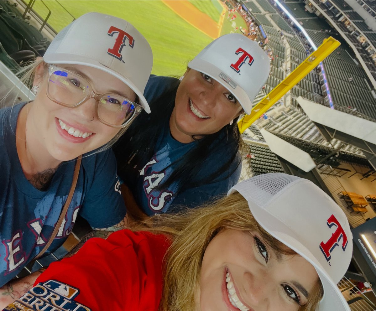 ramosagencies's tweet photo. More than coworkers-building friendships that make our team stronger! #OfficeAdmin #Friendships #GlobeLifeStyle #GlobeLifeStadium #Dallas #RamosAgencies https://t.co/SqIVN3xNXm