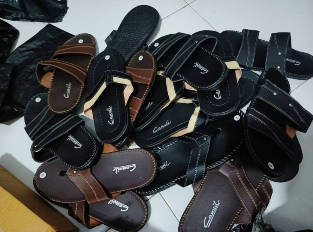gunnn____'s tweet photo. PROMO GAK MASUK AKAL! Beli 1 Gratis 2, total langsung dapet 3 pasang sandal pria cuma modal Rp19.999 aja! 🤯 Cocok banget buat gonta-ganti harian atau bagi-bagi ke keluarga. Modelnya kasual, kekinian, dan bisa bayar di tempat (COD) lho! 👍🏼🔥

Link order di kolom komentar 👇 https://t.co/766I46zvu8