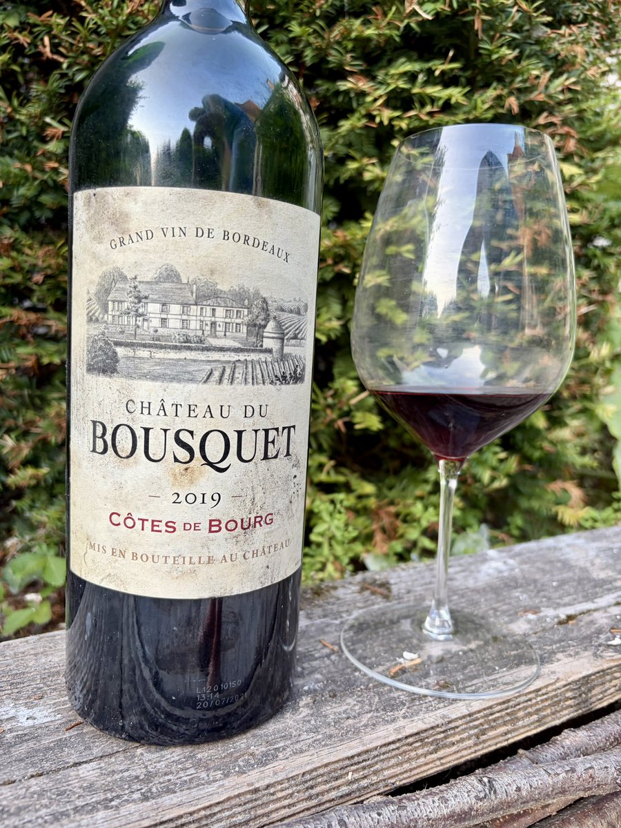 E2Villiers's tweet photo. J’aime le Côtes de Bourg, un simple Bordeaux rouge, rapidement délicieux à boire,  qui a le « goût bordeaux » sans la surpuissance des grands crus désormais « parkerisés » sur-extraits. Esprit médoc goût d’antan. Ce magnum
de Bousquet est parfait, exquis. https://t.co/TyWM9A0G1D