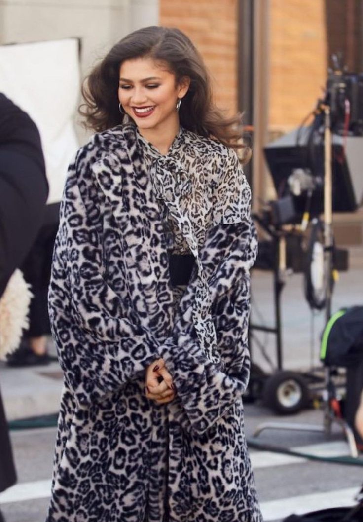 zenssdayaa's tweet photo. When Zendaya wears a long coat >>>>>> https://t.co/tlsNTHQbjJ