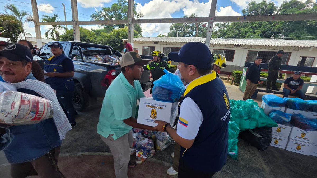 UNGRD's tweet photo. ¡La UNGRD está con Casanare!

#AEstaHora la UNGRD entrega Asistencia Humanitaria de Emergencia (AHE) a las familias de las veredas La Plata, El Garzón, Regalito y Brisas del Pauto, en el municipio de Pore, Casanare, afectadas por las lluvias de los últimos días.

La ayuda humanitaria incluye:
• 500 kits de aseo.
• 2.000 toldillos.
• 1.000 hamacas.
• 3.000 frazadas.
• 300 sábanas.
• 500 kits de menaje.
• 400 colchonetas.

Con estas entregas, la UNGRD continúa apoyando a las comunidades afectadas y fortaleciendo la respuesta del Sistema Nacional de Gestión del Riesgo de Desastres (@SNGRDColombia).

#GestiónQueDaConfianza