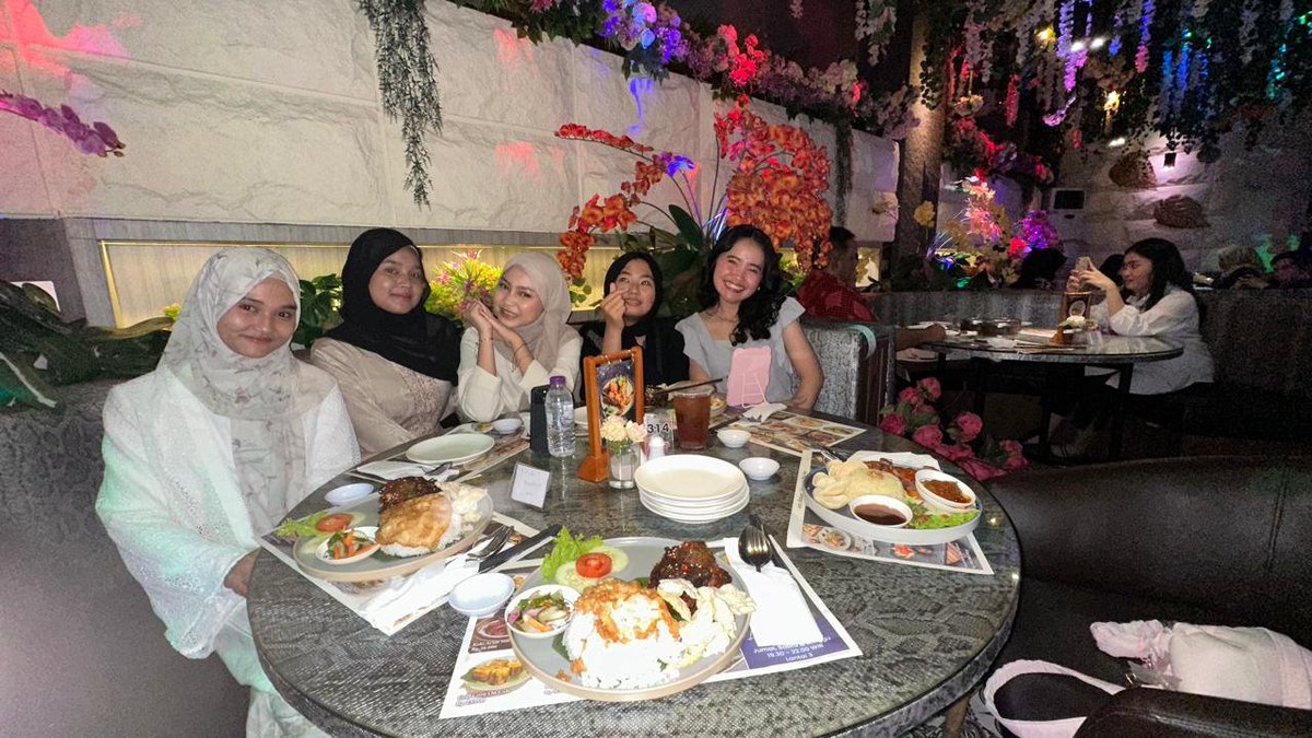 only1bczu's tweet photo. Girls dinner 💥
Ehm gais, semoga ini bukan bukber terakhir kita berenam yeah https://t.co/tLGNQt1Dm3