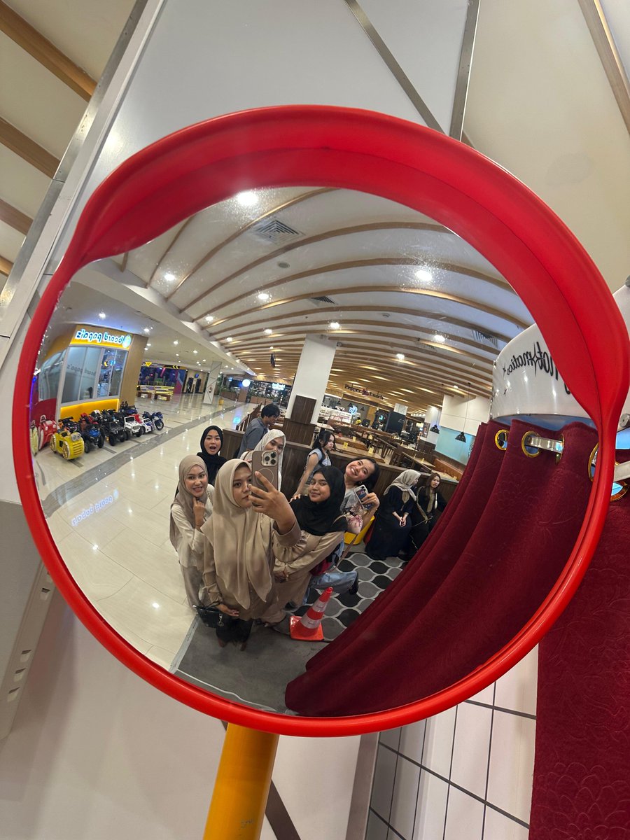 only1bczu's tweet photo. Girls dinner 💥
Ehm gais, semoga ini bukan bukber terakhir kita berenam yeah https://t.co/tLGNQt1Dm3