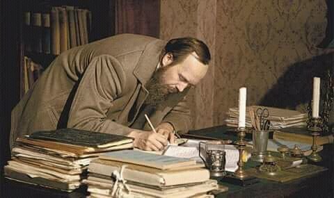 vanmutoka1's tweet photo. « Nous avons besoin d’une nouvelle guerre… une guerre dont les armes seraient les livres, dont les chefs seraient les gens de pensée, et dont les victimes seraient l’ignorance et le retard. » Écrit, 
  Fiodor Dostoïevski ; 

Selon la pensée de Dostoïevski, ce serait une guerre contre l'ignorance, le fanatisme, le cynisme et l'appauvrissement de l'âme. Les livres deviennent des armes parce qu'ils éveillent la conscience, développent l'esprit critique et invitent l'homme à affronter la vérité sur lui-même. Les véritables chefs ne sont pas ceux qui commandent des armées, mais ceux qui élèvent les consciences : les penseurs, les éducateurs, les écrivains et tous ceux qui refusent de laisser triompher l'obscurité intellectuelle..
Pour Dostoïevski 

"aucune société ne peut espérer la justice, la liberté ou la paix durable sans une profonde transformation de l'être humain. C'est pourquoi la révolution la plus décisive n'est pas celle qui renverse les gouvernements, mais celle qui transforme les consciences"