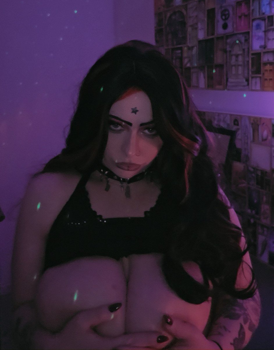urgothfairy666's tweet photo. Happy Friday 🖤🥰 #gothgirl #emo #alt #content #Friday https://t.co/UWRLKo41HA