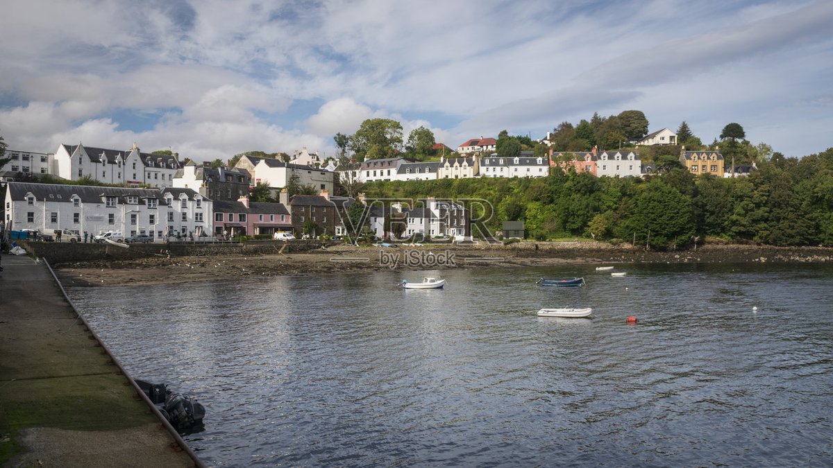 12ahmed02's tweet photo. Just left the tiny coastal town of Portree, and my camera roll is full of rainbow-colored cottages, misty sea views, and the best fish and chips I’ve ever tasted — already planning my return trip!  #TravelDiary #Scotland， https://t.co/dorfv2xT39