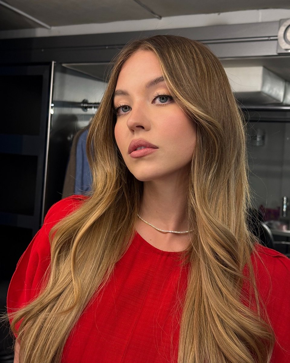 sweeneyposts's tweet photo. the most beautiful woman in the world https://t.co/KZxgokUZki