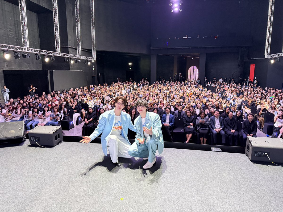 Wachilike's tweet photo. ร้องไห้ตอนตีหนึ่งครึ่งมีอยู่จริง วันนี้ทั้งวันเชื่อว่า6CODE หลายคนก็คงรู้สึกคล้าย ๆ เรา ที่ทั้งนอย อึดอัด ท้อใจ  มีคำถามหลายอย่างเกิดขึ้น ส่วนตัวเราคิดถึงขั้นว่าแรงสนับสนุนของพวกเรามันยังไม่มากพอสำหรับใครมั้ย ทำไมถึงถูกมองไปในแง่ที่ไม่ดีหรือในวันที่พวกเรามีความสุขกลับไม่ได้รับการยินดีอย่างที่ควรจะเป็น แต่พอได้ย้อนไปดูบวกกับเมื่อกี้คุณพายส่งโพสคุณนักเขียนมา มันทำให้ได้เห็นว่า จริง ๆ แล้วแรงสนับสนุนของพวกเราถูกมองเห็นเยอะมากจากหลาย ๆ ฝ่าย ทั้งจากสปอน จากคุณนักเขียน จากแฟนคลับของนสด.ในเรื่อง และที่สำคัญแม็กกี้บาสรวมถึงไอ่ซิ้กทุกคนที่ร่วมเดินทางกันมา ไอ่ซิ้กเองก็ถูกโอบกอดอย่างดีเหมือนกันนะ🥺
 ระหว่างทางไม่ว่าจะเกิดอะไรขึ้นก็อยากให้พวกเราจับมือกันไปต่อ ยังไงความจริงก็คือซอโซ่ล่ามธีร์เป็นผลงานที่น่าภาคภูมิใจของศิลปินที่พวกเรารัก ยิ่งไปกว่านั้นยังเป็นผลงานที่คุณนักเขียน สปอนใหญ่ทั้งหลายต่างก็ยินดีและภูมิใจที่จะนำเสนอ 

#6CODE
