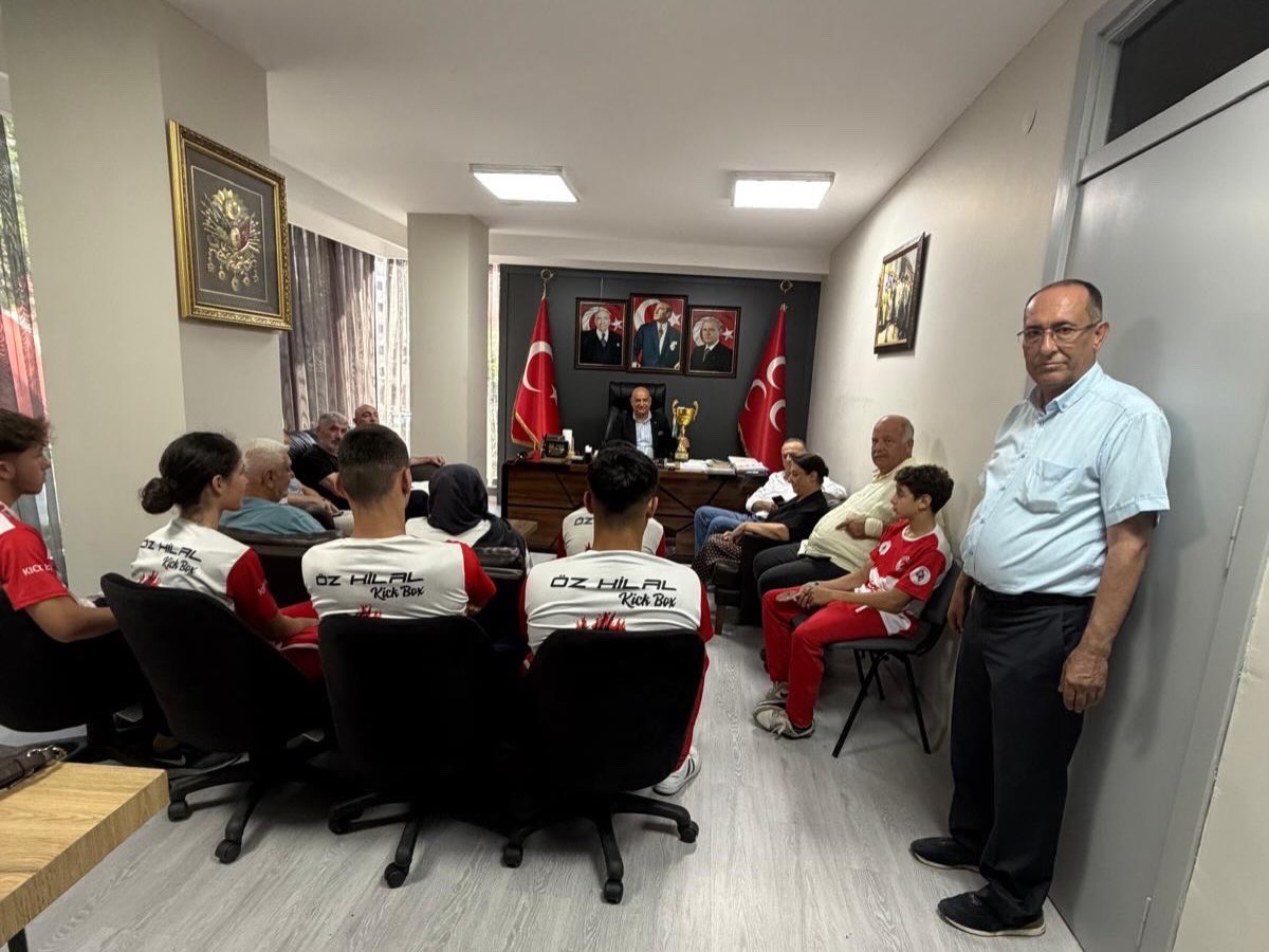 mhpcukurova's tweet photo. İlçe Başkanımız Mehmet Şahin’i, ÖZ Hilal Kick Boks Spor Kulübü Başkanı İbrahim Pıtırlı, kıymetli velilerimiz ve başarılı sporcularımız ziyaret ettiler.

2026 Türkiye Kick Boks Şampiyonaları ile uluslararası organizasyonlarda ülkemizi başarıyla temsil ederek derece elde eden sporcularımızı gönülden tebrik ediyor, başarılarının artarak devam etmesini diliyoruz.

Ayrıca, İtalya’da düzenlenecek Dünya Kick Boks Şampiyonası’nda ay-yıldızlı bayrağımızı gururla temsil edecek sporcularımız Huriye Nur Ergin ve Oğuzhan Keskiner’e üstün başarılar diliyor; ülkemize yeni zaferlerle dönmelerini temenni ediyoruz.

Nazik ziyaretleri için ÖZ Hilal Kick Boks Spor Kulübü Başkanı Sayın İbrahim Pıtırlı’ya, velilerimize ve sporcularımıza teşekkür ediyor, spor camiamıza başarılarla dolu bir gelecek diliyoruz.