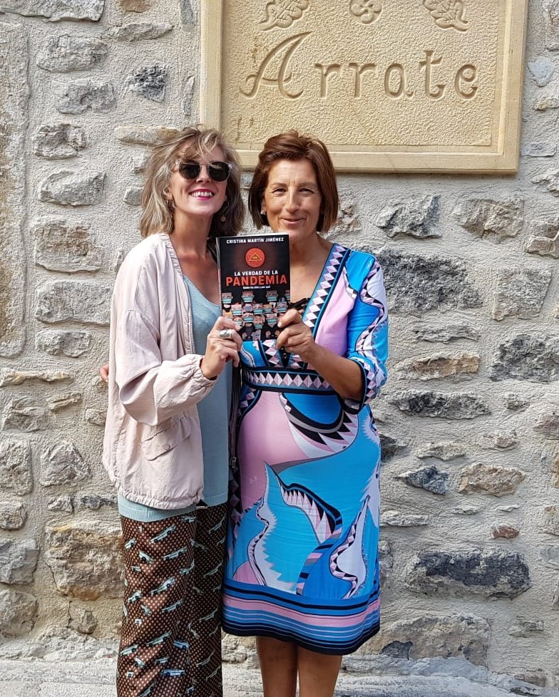 crismartinj's tweet photo. El móvil me recuerda esta foto de hace 5 años. Me llevé la sorpresa de que la dueña del restaurante era lectora y tenía mi libro, que acababa de publicarse.

¡Feliz noche de viernes, Hijos del Cielo! https://t.co/7arlRKOqqg