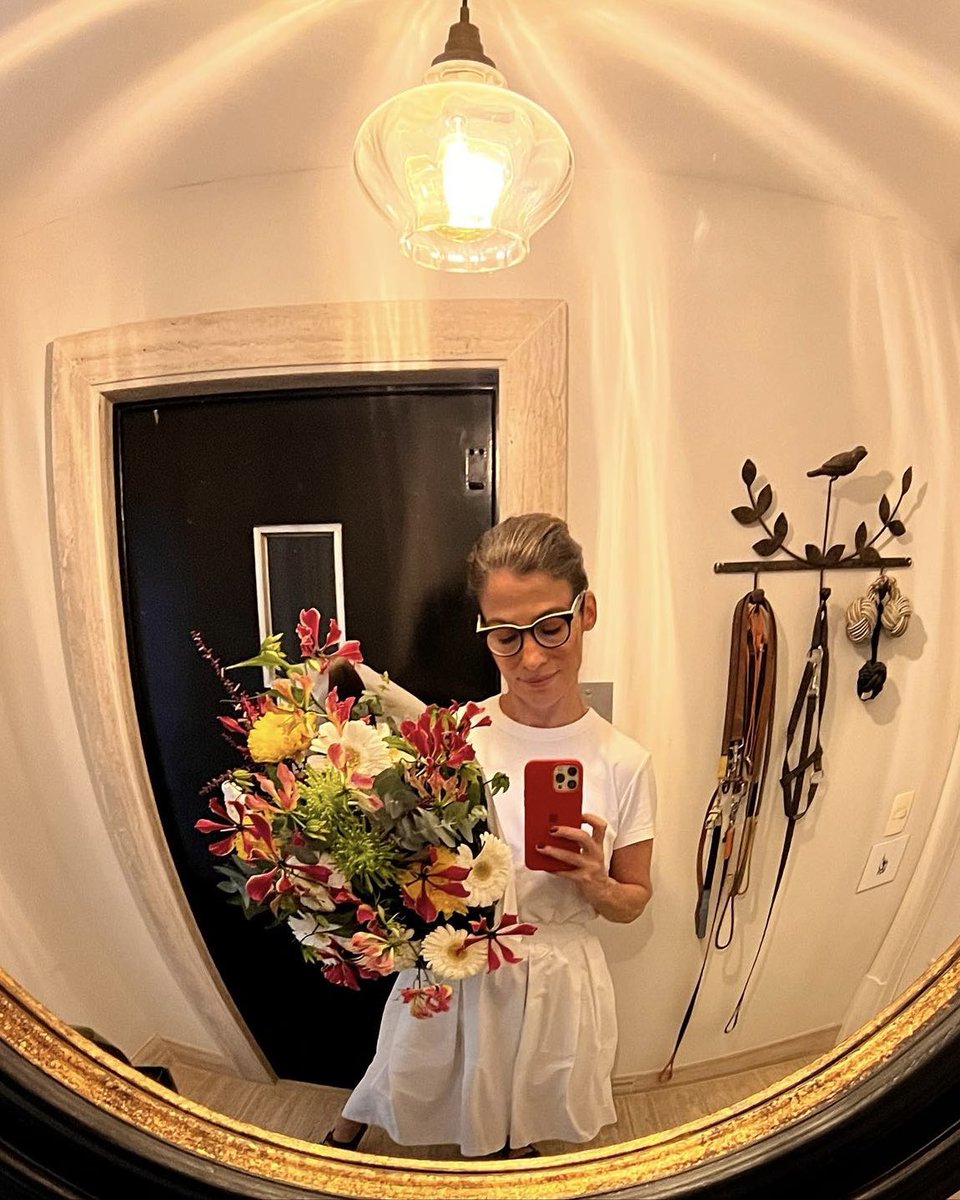stealthelook's tweet photo. Petição pra Renata Vasconcellos postar mais os looks, pois ela é uma das mulheres mais chiques do Brasil https://t.co/LOfz6Pb8t1