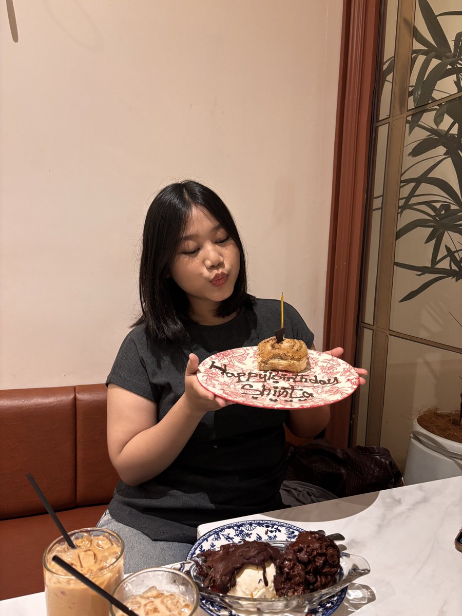 bubblepwuf's tweet photo. terima kasih ya rosa 🫰🏻🫰🏻 walaupun jelas jelas ak tau mau claim birthday treat nya, tp gak nyangka bakalan dirayain 😔 walaupun malu sedikit 🤏🏻🤏🏻 https://t.co/GWvhtWBxvh