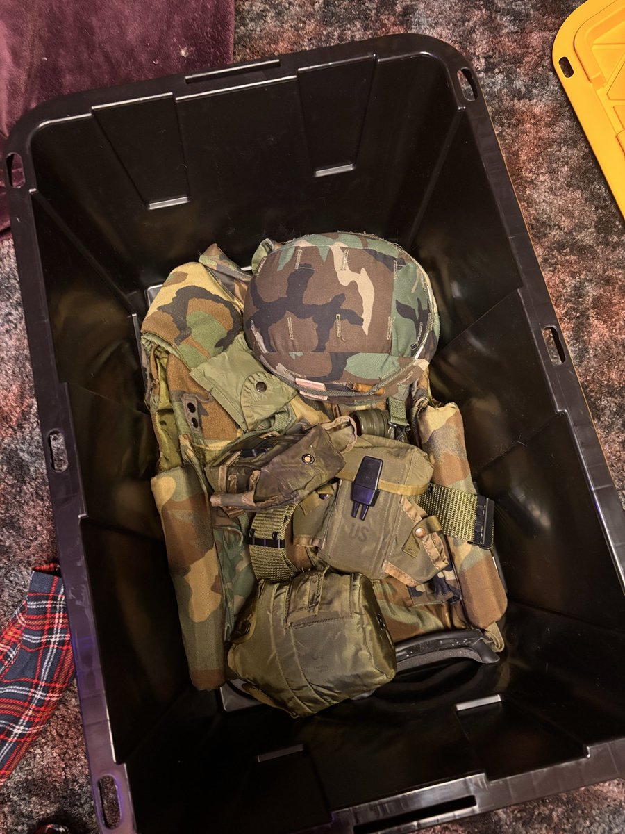Thatoneidot2's tweet photo. Getting ready for range day #larp https://t.co/QJoM8wRUHq