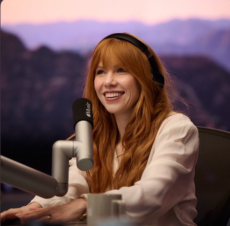 carlyraeportal's tweet photo. Carly Rae Jepsen falando sobre não gostar muito de ser famosa: 

“Senti que eu era uma pessoa muito ruim em ser ‘famosa’ [na época de CallMeMaybe]. Eu não gostava muito disso. Encontrei um público, mas não queria ser uma celebridade. Eu amava ser artista, amava me apresentar.” + https://t.co/lVMNe4mMfs