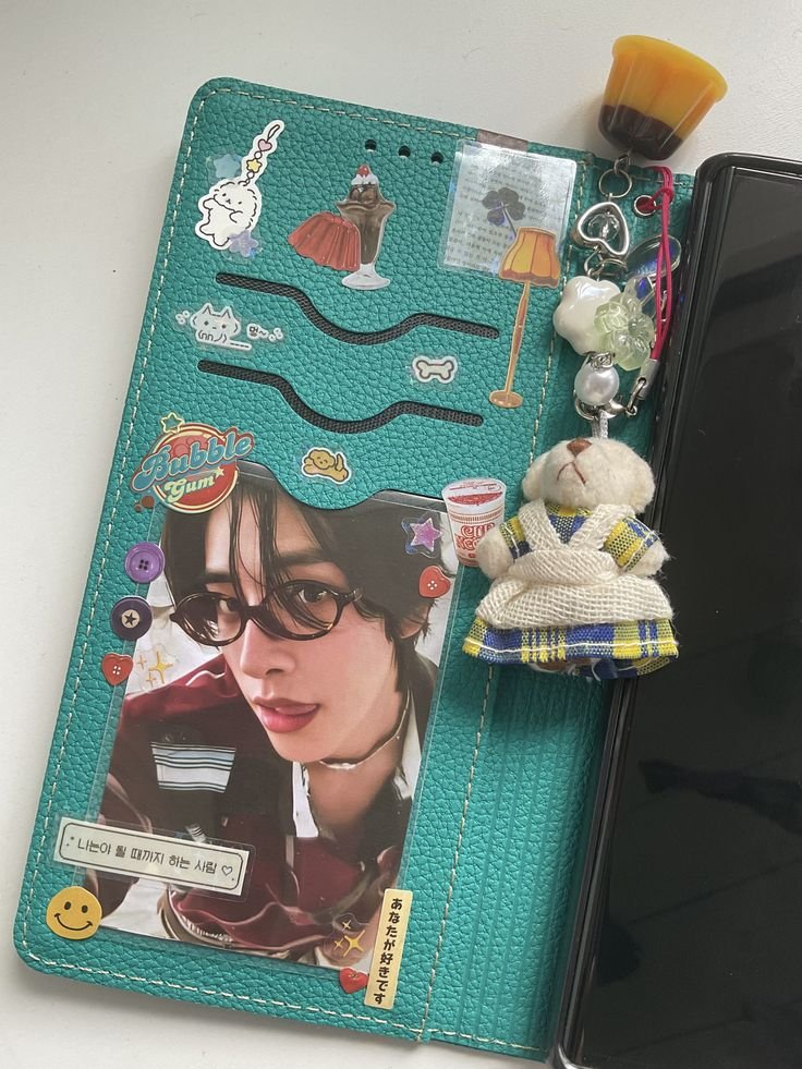 Erica_Beatrizi's tweet photo. Comprei uma capinha de celular e queria fazer aquelas decorações fofinhas, cheias de adesivo e usar um card do Christian, MAS ainda não decidi como fazer. Queria algo meio assim, mas não sei onde achar desses adesivos menores. https://t.co/utStc7IoY4
