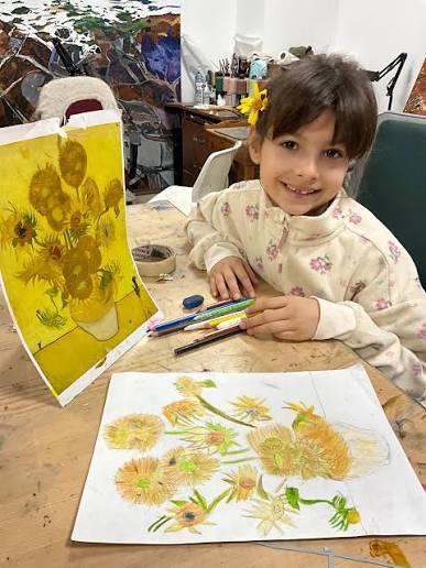 bill_stratton's tweet photo. @vangoghmuseum As you know, Sunflowers is very popular with the young student/artists. Safe to say this 8-year old girl should keep at it - fantastisch :) https://t.co/OlnKi6BZ7l