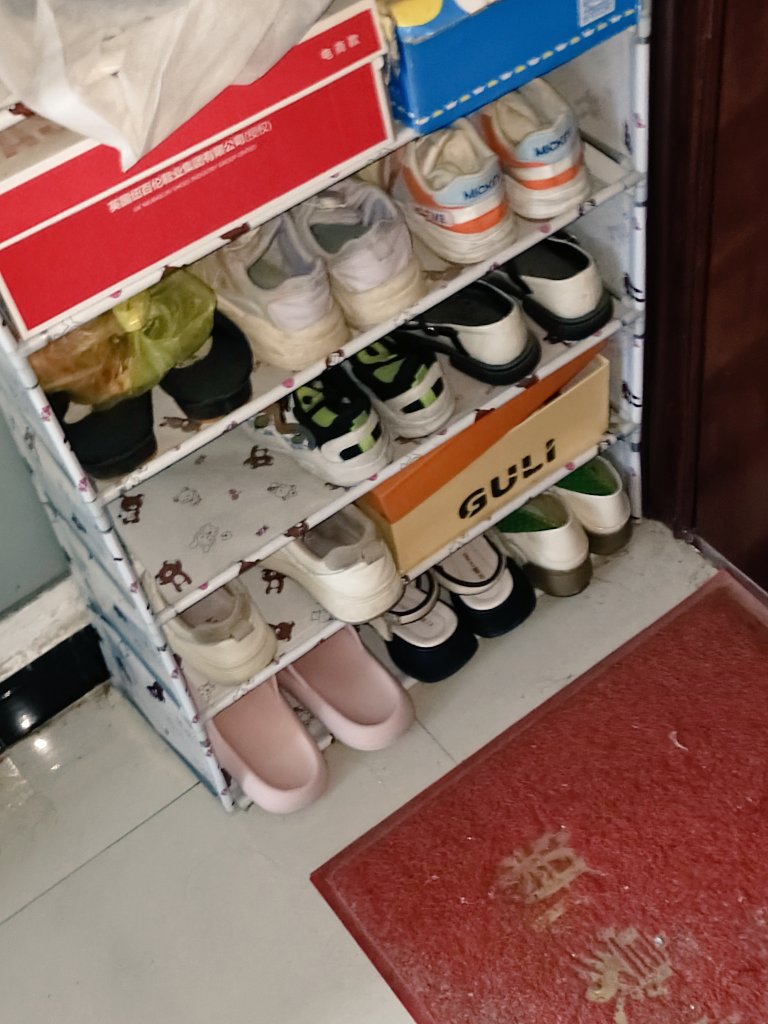 xinze8680's tweet photo. 高跟鞋在鞋架上的袋子里 兄弟们看这个鞋架的鞋像是多大年龄的人穿的 https://t.co/NFkVvy1Obv