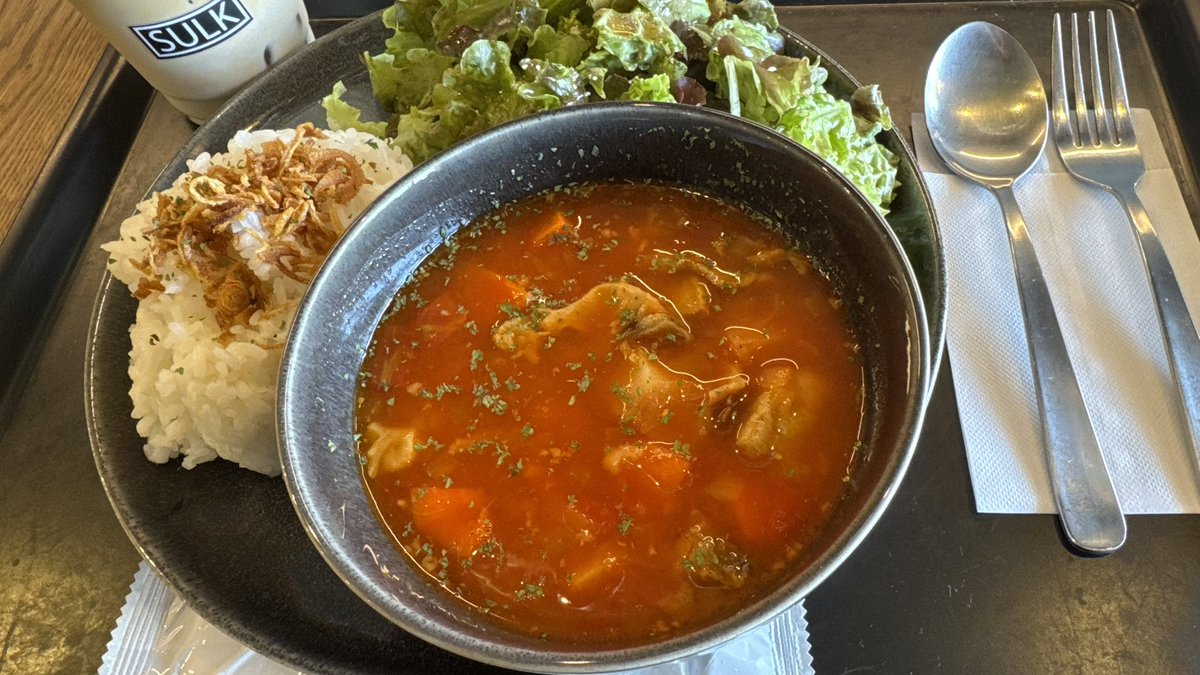 irv6c's tweet photo. 大阪城のオオカミ���ンチ行ったのは
万博のハンガリー館で食べれた料理のグヤーシュを食べてみたかったから
SULK GREEN CAFEに行った

TSURUMIこどもホスピスのオオカミベンチの近くには静けさの森に有った鏡のやつも有って懐かしかった☺️ https://t.co/YROevSH1un